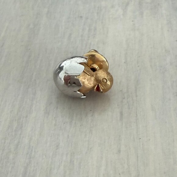VTG Avon Chicken Chick Hatching Egg Pin Easter Spring Gold Silver Tone 0.6" - Picture 2 of 7